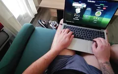 Mon partenaire veut jouer à la Fifa, mais j’ai un autre plan ! Je veux jouer avec sa bite !