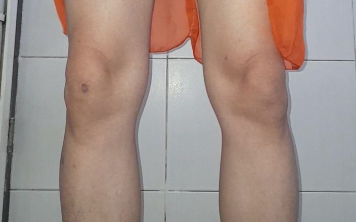 Naomisinka: Travestito asiatico indossando un abito chiffon di seta