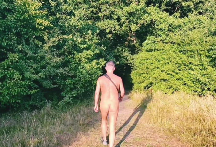 MaleModel: Çıplak açık havada yürüyüş