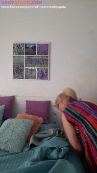 La signora fina si masturba con un bastone per selfie, più arrapata che mai