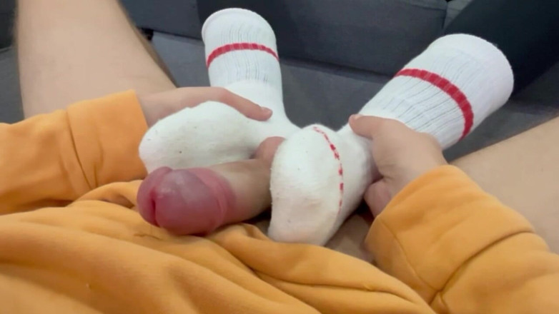 Frenchsockjob: Une Soirée Tranquille Devant La Télé Qui Devient Un Moment...