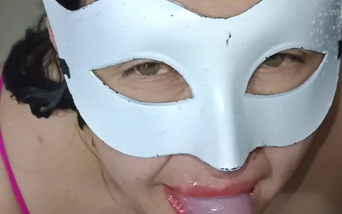 Valery Saenz xxx: 金色的淋浴和暨在淋浴的出轨妻子，她变得饥渴，同时刮她的阴户和屁股。