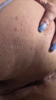 Lingerie lavanda ravvicinata e pupe gasse - un grosso sedere e scoregge proprio davanti a te