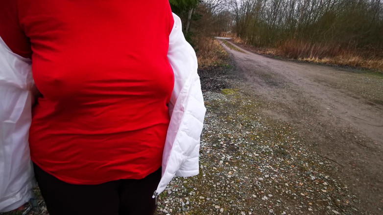 Bouncy Tits Action: Жесткое лизанье сисек и лизанье киски на улице