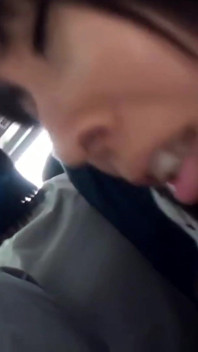 Tensão lotada no ônibus, jovem esposa fica parada enquanto um momento arriscado se desenrola ao lado do marido - cena 3
