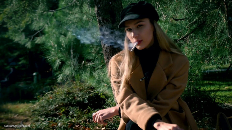 Russian Smokers: Beaty Rus kızla açık havada sigara içiyor 2