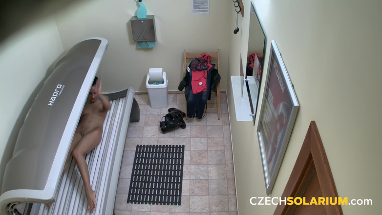 Czech Solarium: Tjeckiskt solarium ung kvinna onanerar medan man garvar