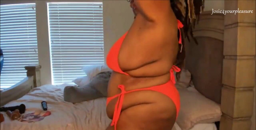 Josie4yourpleasure: Divertimento nel mio piccolo bikini arancione. Bocca e figa bagnata.