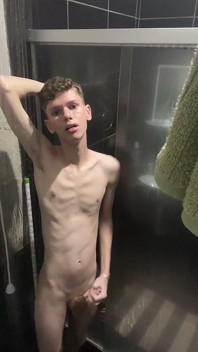 Twink slabă care face un duș și își expune întregul corp gol
