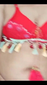 Heißes sexy desi-mädchen zeigt ihren arsch beim tanzen