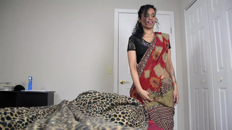 Sexy Lily: Mamă sexy indiană excitată cu fund masiv oferă o muie...