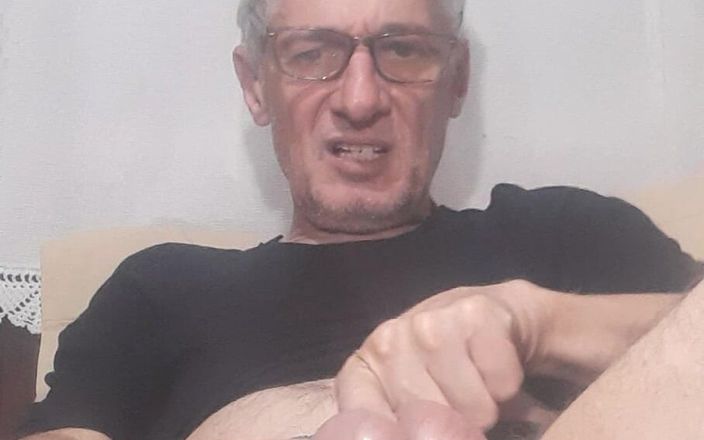 Big uncut hard cock: 大きなボールをパンチ、スラップ、スクイーズする方法は次のとおりです この男はボールを強く握り、これらの大きなボールの色を変えさせます 彼はそれらをパンチします