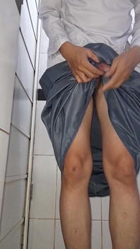 Travestit asiatic se masturbează și poartă spermă Slippery Student Uniformă