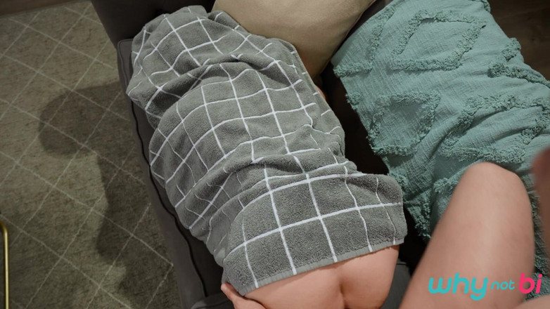 WhyNotBi: Setelah ngentot kilat sama pacarnya aften opal, lubang pantat trevor...