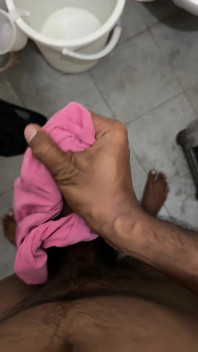 의붓아들 팬티를 입고 두꺼운 흑인 대물 자지 흔들기