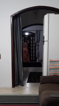 O corno não vê o sugardaddy chegar para foder sua esposa e ainda tem que limpar sua buceta