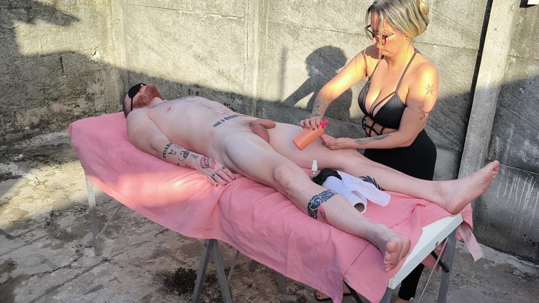 Carmona's films: Massaggio nudo all'aperto con bionda sexy