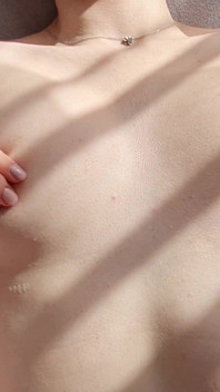 この可愛い胸で遊びたい?