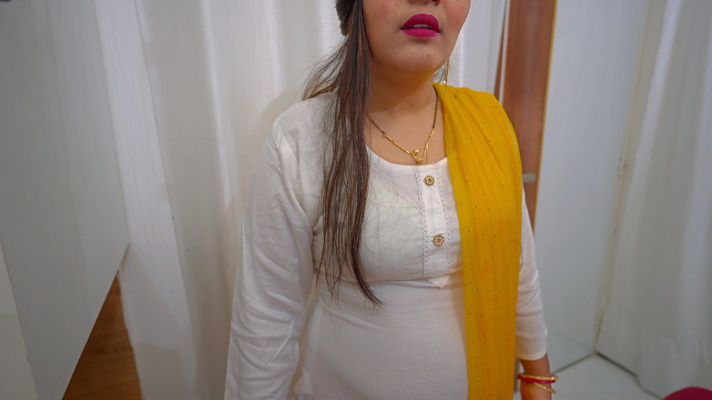 Kajal_pro: Schattige stiefzus deelt bed met stiefbroer, ze neukt ruw met...