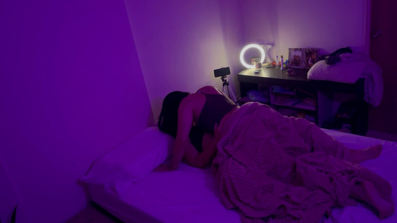 zoemelissa: Dinlenemeyen Oda Arkadaşları Sonunda Örtün Altına Sürtünüyor ve Bu Sessiz Bir...