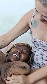 Jouer avec les seins affaissés de mon amie