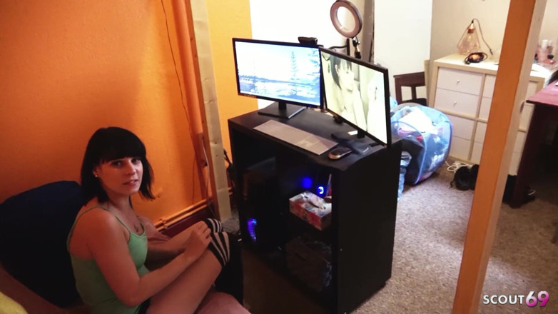 Scout69: La hermanastra alemana Maria Saint atrapada viendo porno y seducir...