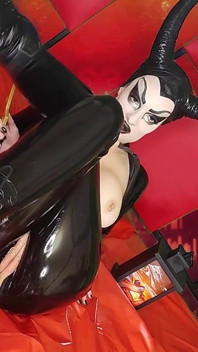 Une Sorcière Noire Satanique En Latex Convoque Satan