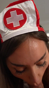 İri göğüslü hemşire Sisi Rose oyuncak oyuncaktan çoklu boşalmalarla sikişiyor