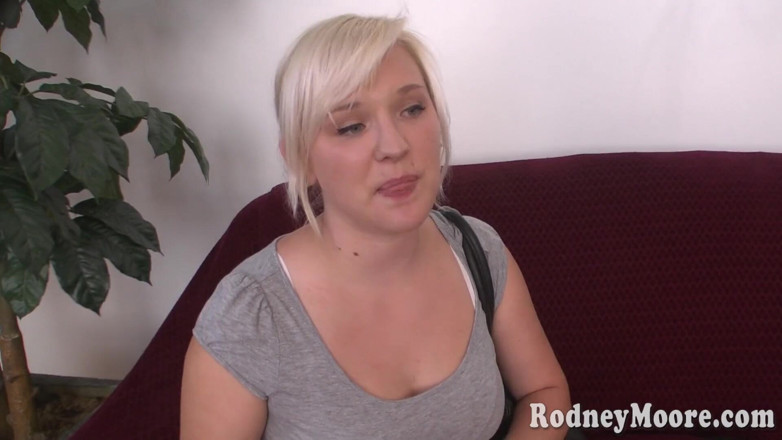 Rodney Moore: Stoute ondeugend amateurmeisje slikt enorme lading