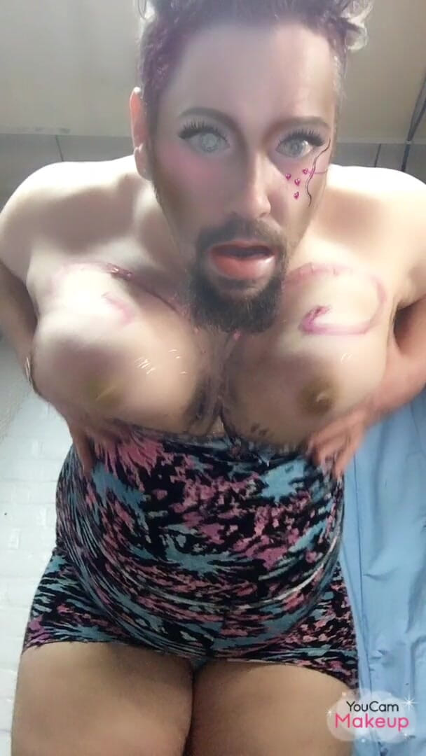King Of Crossdress: Belle tette che oscillano