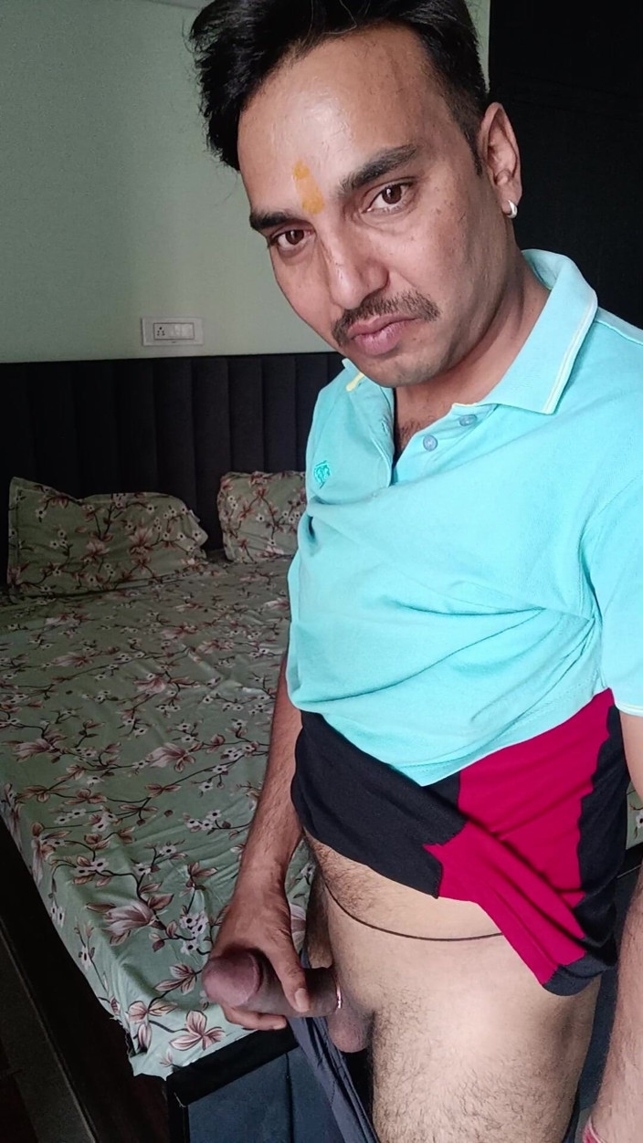 Rajasthani-old-lover: Lelaki desi India berkongkek dan mandi kasut dan melancap