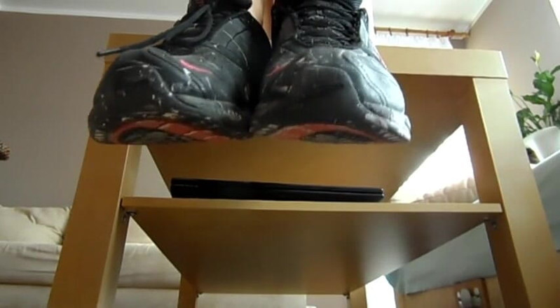 Foot Girls: Blonde schönheit zeigt ihre schuhe