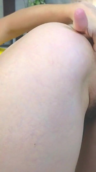 Anal-abenteuer der kleinen brünette