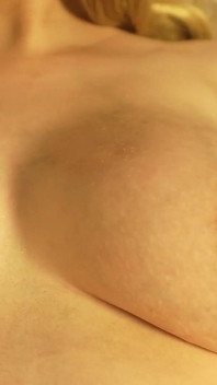 India hermanastra embarazada aceita su gran barriga de embarazada y grandes tetas luego juega con ella y se masturba y juega