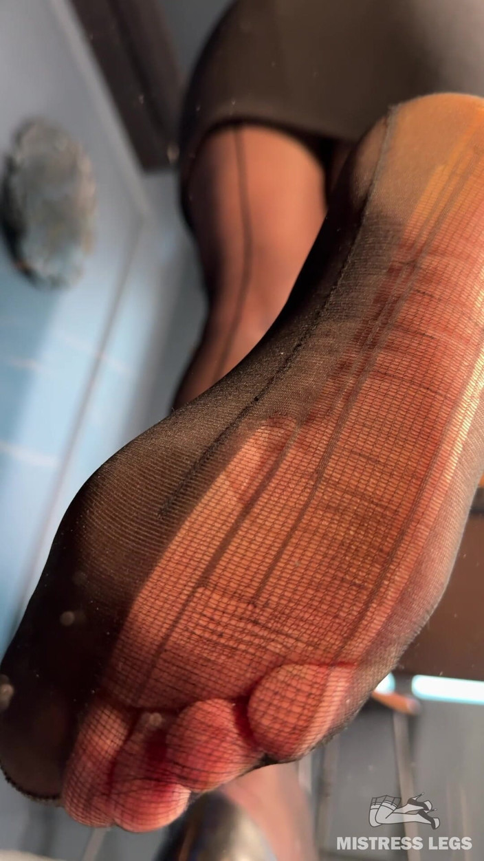 Mistress Legs: Regarde-moi te taquiner avec mes pieds en nylon déchirés à travers...