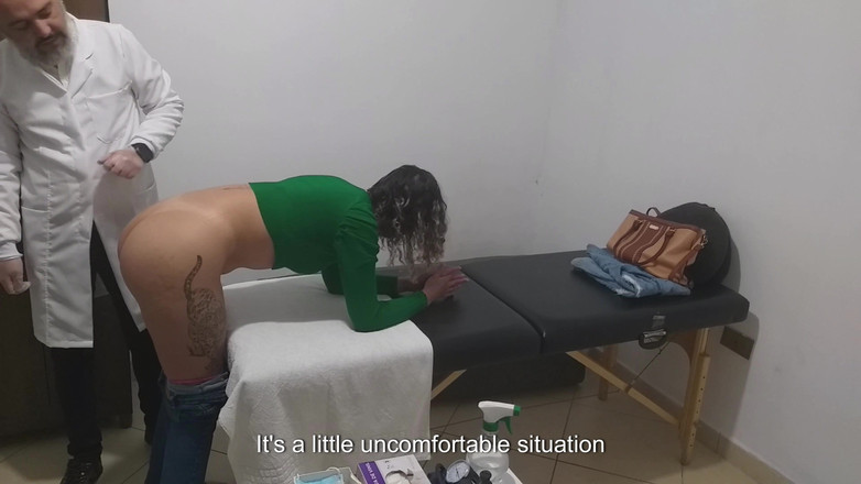 Gabi SweetCouplesStories: Examen réel du toucher anal chez une femme par le...