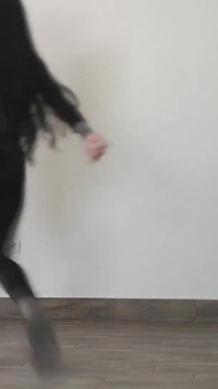 女主人cleo最爱踢奴隶的鸡巴和蛋蛋