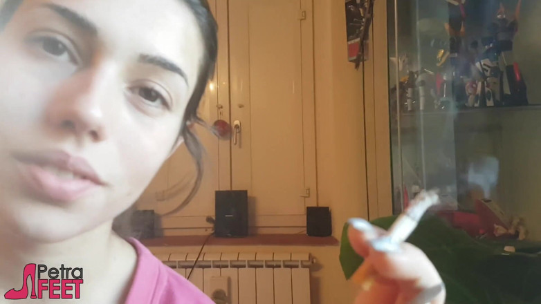 Smokin Fetish: Tentadora chica italiana fuma un cigarro en un video de...