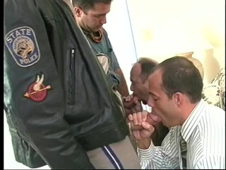 Gays Case: Zlobivý náčelník saje velkého ptáka policisty