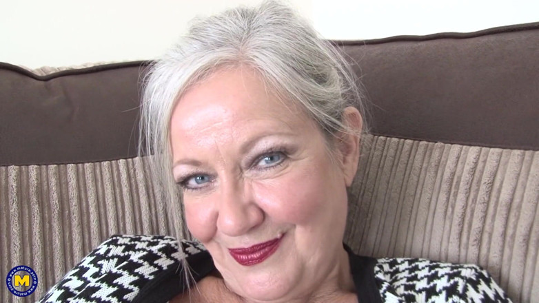 Mature Solo NL: Owłosiona babcia z dużymi piersiami bawi swoją cipkę