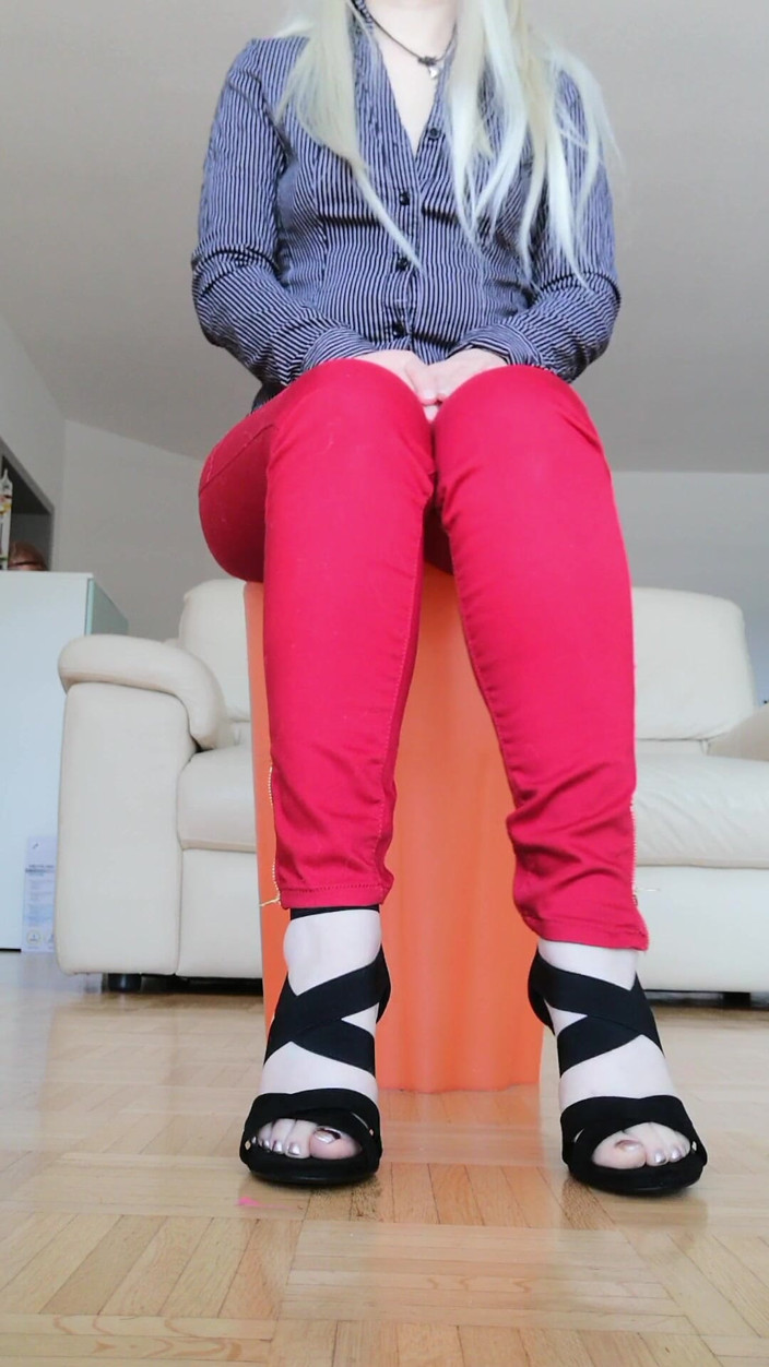 RavenBigAss: Raven: Golpeando El Dedo Del Pie Con Las Piernas Cruzadas,...