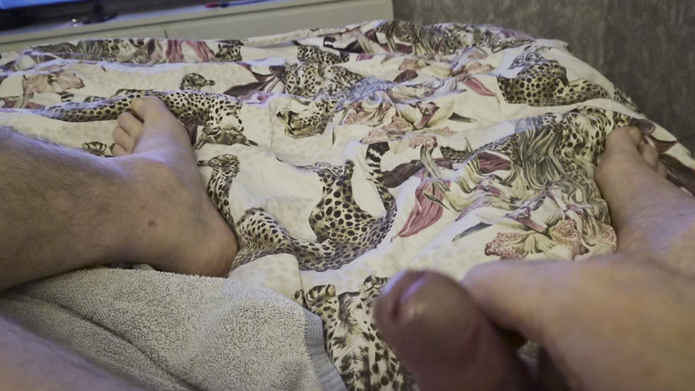 Pellefnatt: Opa zit in de voetenstoel en speelt met zijn pik...