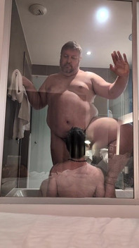 Nevlastní otec mě šuká v koupelně