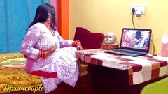 Горячую сводную сестру застукал сводный брат, когда наблюдала
