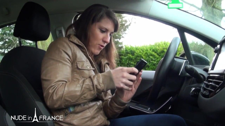 Nude in France: Melodia zostaje zerżnięta przez wielkiego kutasa mechanika!