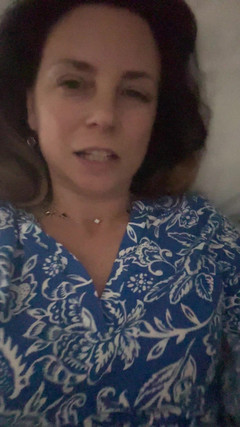 LarisaCum: Estou toda molhada deitada no trem e me acariciando e...