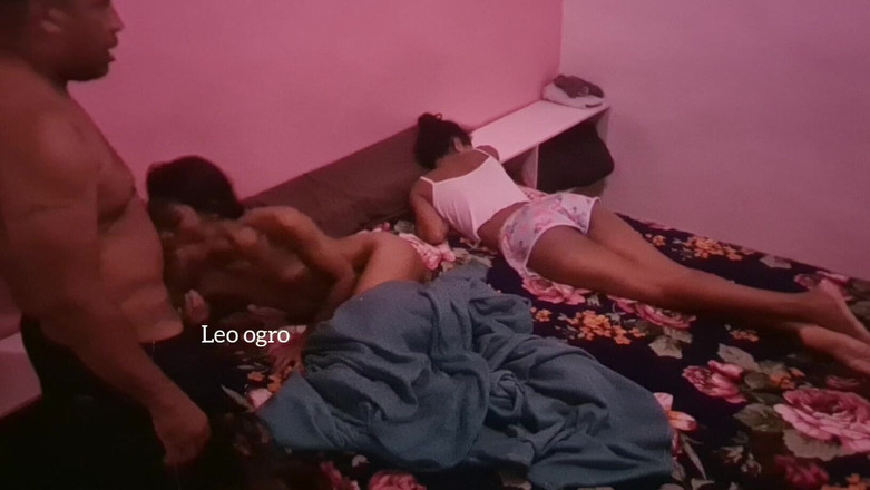 LeoOgro: Ayah tiri saya selalu datang ke bilik saya pada tengah...