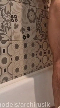 Um Femboy De Pernas Longas E Pau Grande É Fodido Em Seus Buracos Molhados Pelo Pai até Gozar Depois Do Banho.