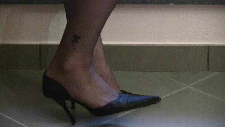 Nyllady: Předvádění nové černé dekoltu