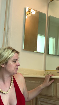 Un beau-fils perce sa belle-mère pendant que son beau-père est sous la douche